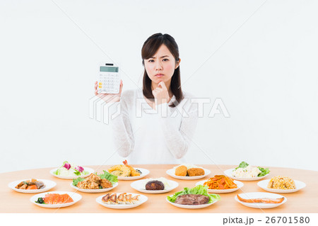 若い女性（電卓-料理） 26701580