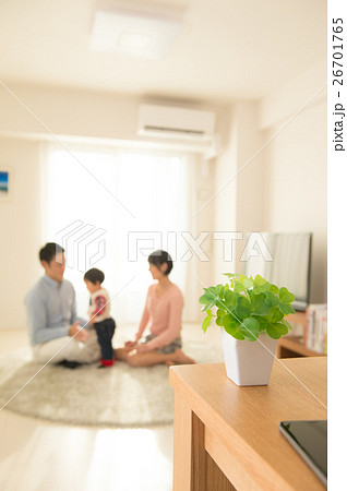 部屋でくつろぐ1歳の赤ちゃんと両親 部屋でくつろぐ1歳の赤ちゃんと両親 26701765