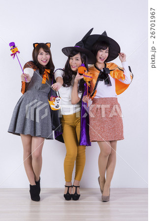ハロウィンのコスチュームを着る女性たち 26701967