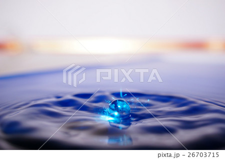 しずく 落下 滴 26703715