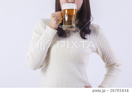 ビールを飲む女性 ビールを飲む女性 26705838