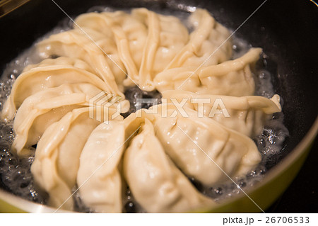 家で焼く手作り焼き餃子 26706533