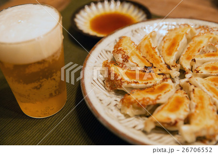 家で食べる手作りのハネ付き餃子 26706552