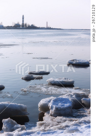 Ice on the river at the mouth of the lighthouse 26710129