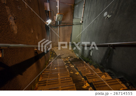 夜の国道下の地下道と階段 26714555