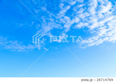 雲　積雲　高積雲か層積雲　青い空　白い雲　冬の空　冬の空　背景用素材　クラウド　青空　合成用背景 26714769