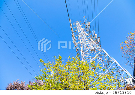 空　雲がない空　送電線　電線　高圧線　 26715316