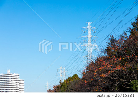 空　雲がない空　送電線　電線　高圧線　 26715331