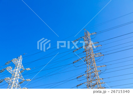 空　雲がない空　送電線　電線　高圧線　 26715340