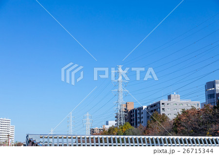 空 雲がない空 送電線 電線 高圧線 空 雲がない空 送電線 電線 高圧線 26715344