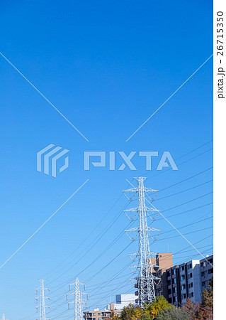 空 雲がない空 送電線 電線 高圧線 空 雲がない空 送電線 電線 高圧線 26715350