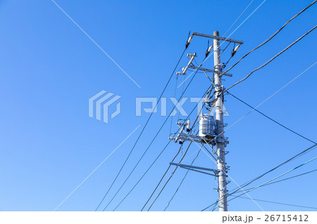 空 雲がない空 送電線 電線 高圧線 空 雲がない空 送電線 電線 高圧線 26715412