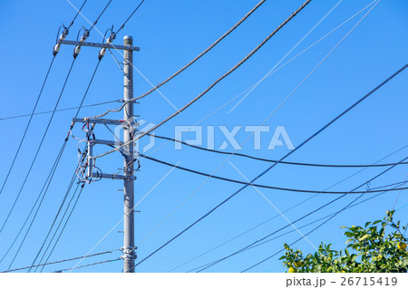 空　雲がない空　送電線　電線　高圧線　 26715419