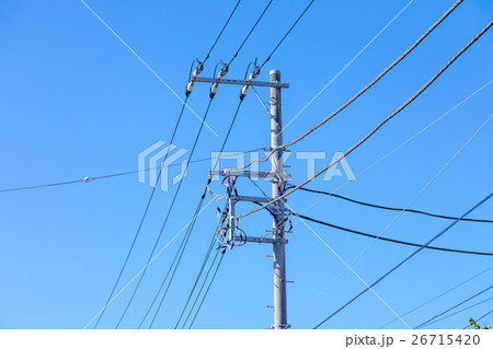 空　雲がない空　送電線　電線　高圧線　 26715420