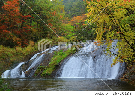 花巻温泉　紅葉の釜淵の滝 26720138