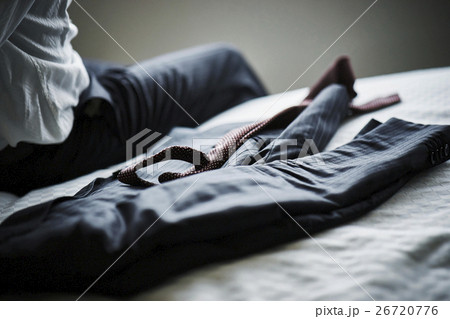 ホテルでくつろぐビジネスマン 26720776