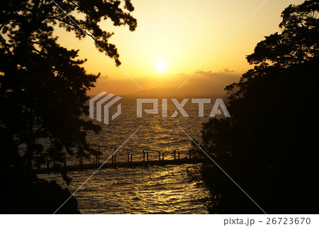 城ヶ崎海岸 門脇吊橋の朝陽 城ヶ崎海岸 門脇吊橋の朝陽 26723670