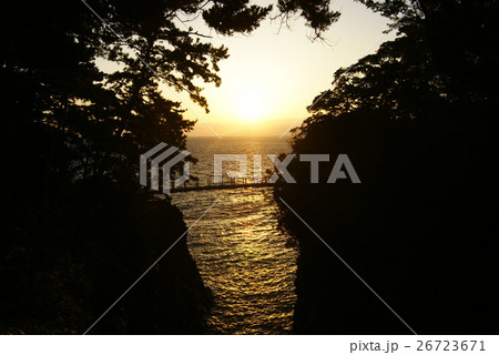 城ヶ崎海岸 門脇吊橋の朝陽 城ヶ崎海岸 門脇吊橋の朝陽 26723671