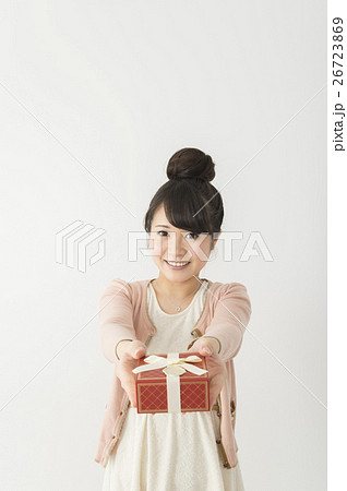 プレゼントを渡す女性の写真素材