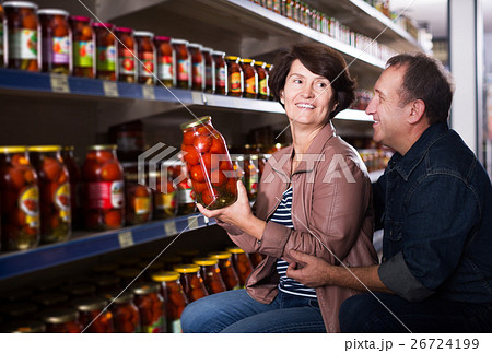 Husband and wife selecting a tomatoes Husband and wife selecting a tomatoes 26724199