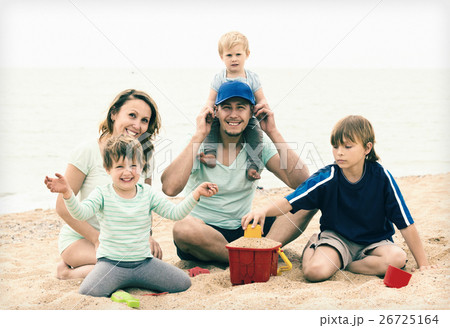 Positive parents with kids on vacation Positive parents with kids on vacation 26725164
