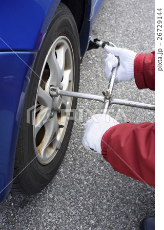 クルマのホイールナットを緩める人 26729144