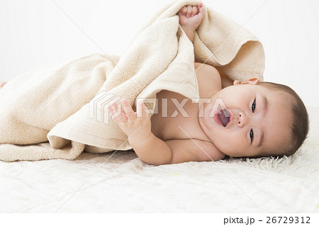 6ヶ月の男の子の赤ちゃん 26729312