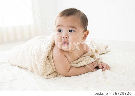 6ヶ月の男の子の赤ちゃんの写真素材