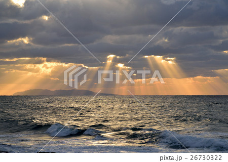 光芒に浮かぶ粟島 鶴岡市 道の駅あつみからの景観 26730322