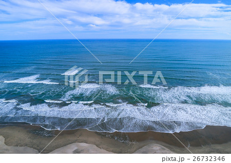 海 波 九十九里浜 木戸浜海水浴場周辺を空撮の写真素材