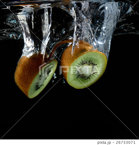 Splashing kiwi fruit on the water Splashing kiwi fruit on the water 26733071