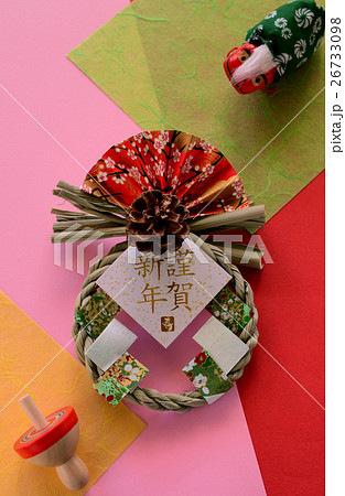 おめでたい正月の情景　しめ飾りと獅子舞と独楽 26733098