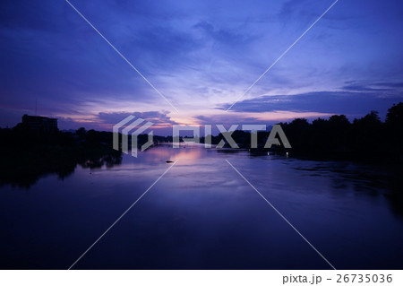 Morning View of Kanchanaburi（カンチャナブリー、クウェー川での日の出） 26735036