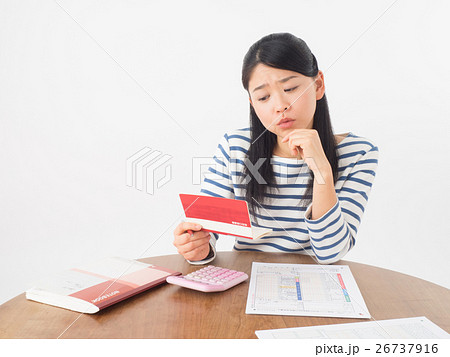 確定申告で悩む女性 確定申告で悩む女性 26737916