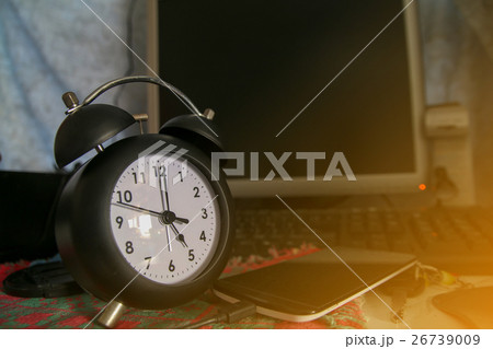 Black alarm clock at 5 o'clock, Black retro clock 26739009