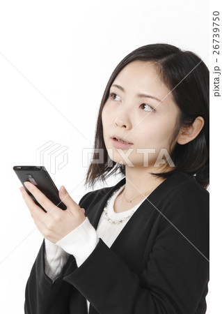 スマホを触る女子社員 26739750