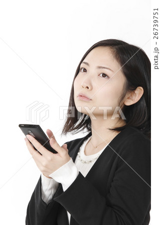 スマホを触る女子社員 26739751