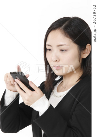 スマホを触る女子社員 26739752