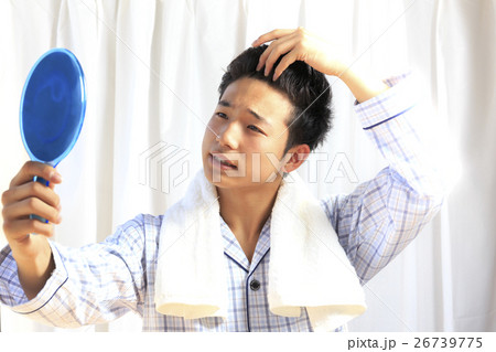 若い男性 パジャマ姿の表情バリエーション:おしゃれ男子 若い男性 パジャマ姿の表情バリエーション:おしゃれ男子 26739775
