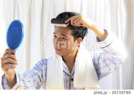 若い男性 パジャマ姿の表情バリエーション:おしゃれ男子 若い男性 パジャマ姿の表情バリエーション:おしゃれ男子 26739780