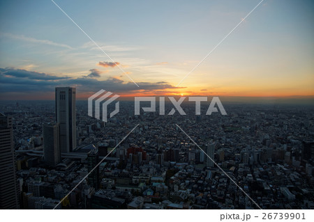 都会の夕陽 26739901