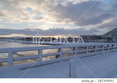 京都嵐山・雪の渡月橋 26744641