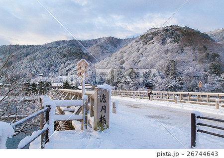 京都嵐山・雪の渡月橋 26744643