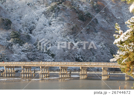 京都嵐山・雪の渡月橋 26744672