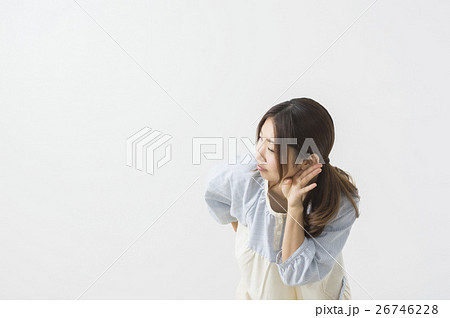 耳を傾ける保母さん 26746228