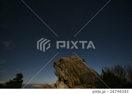 山の上で眺める星空 26746383