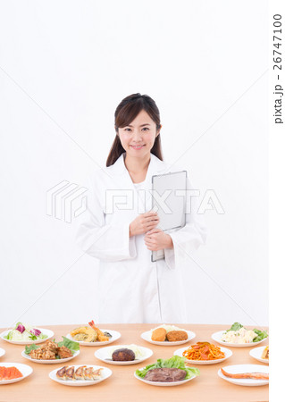 白衣の女性（料理） 26747100