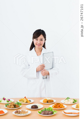 白衣の女性（料理） 26747101