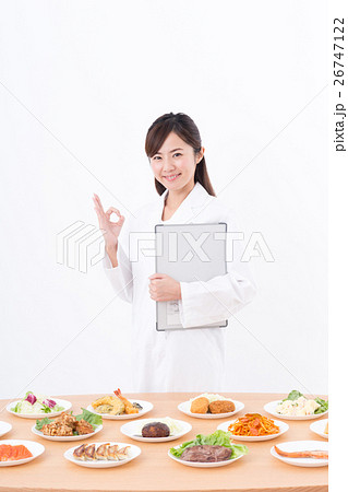 白衣の女性（料理） 26747122