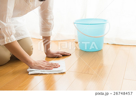拭き掃除をする主婦 26748457